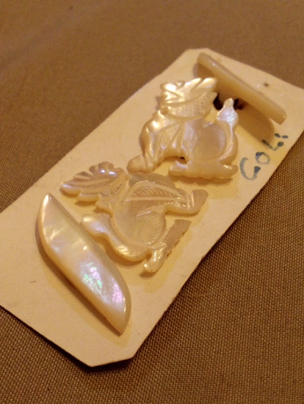 Carved Mother-of-Pearl Fox Buttons - Iridescent Cream